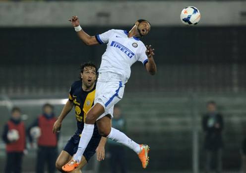 Stacco di testa di Rolando. Toni può solo osservare. Ansa